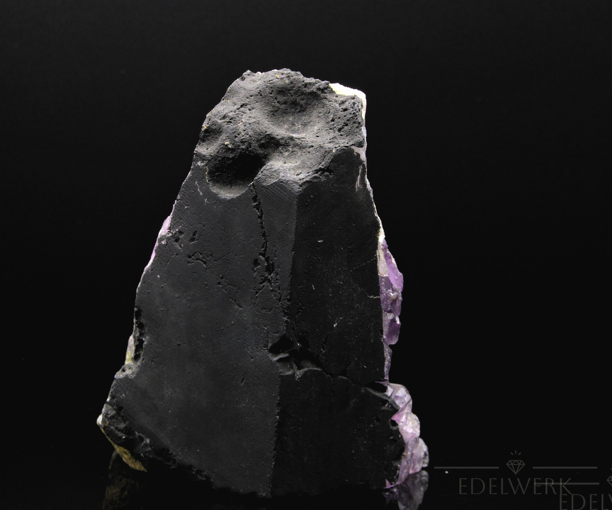 Violetter Amethyst Kristall, fördert schützende Balance, violette natürliche Struktur.
