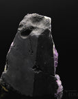 Violetter Amethyst Kristall, fördert schützende Balance, violette natürliche Struktur.