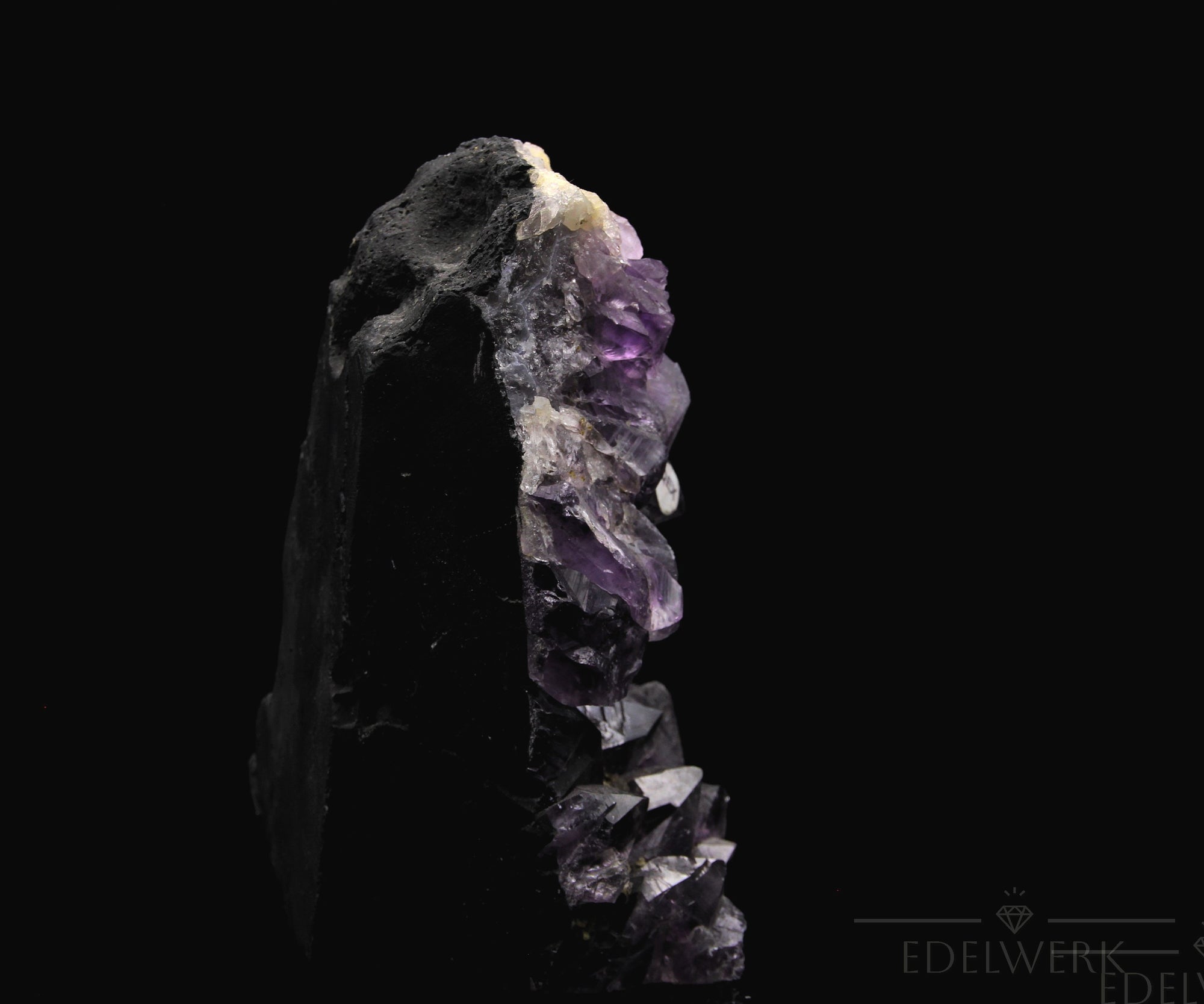 Violetter Amethyst Kristall, Heilstein für intuitive Klarheit, violette glänzende Oberfläche.