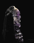 Violetter Amethyst Kristall, Heilstein für intuitive Klarheit, violette glänzende Oberfläche.
