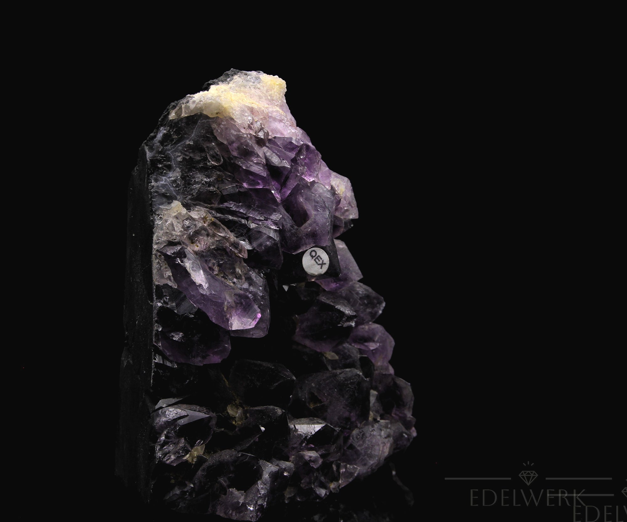 Violetter Amethyst Kristall, fördert spirituelle Ruhe, violette Kristallform.