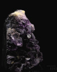 Violetter Amethyst Kristall, fördert spirituelle Ruhe, violette Kristallform.