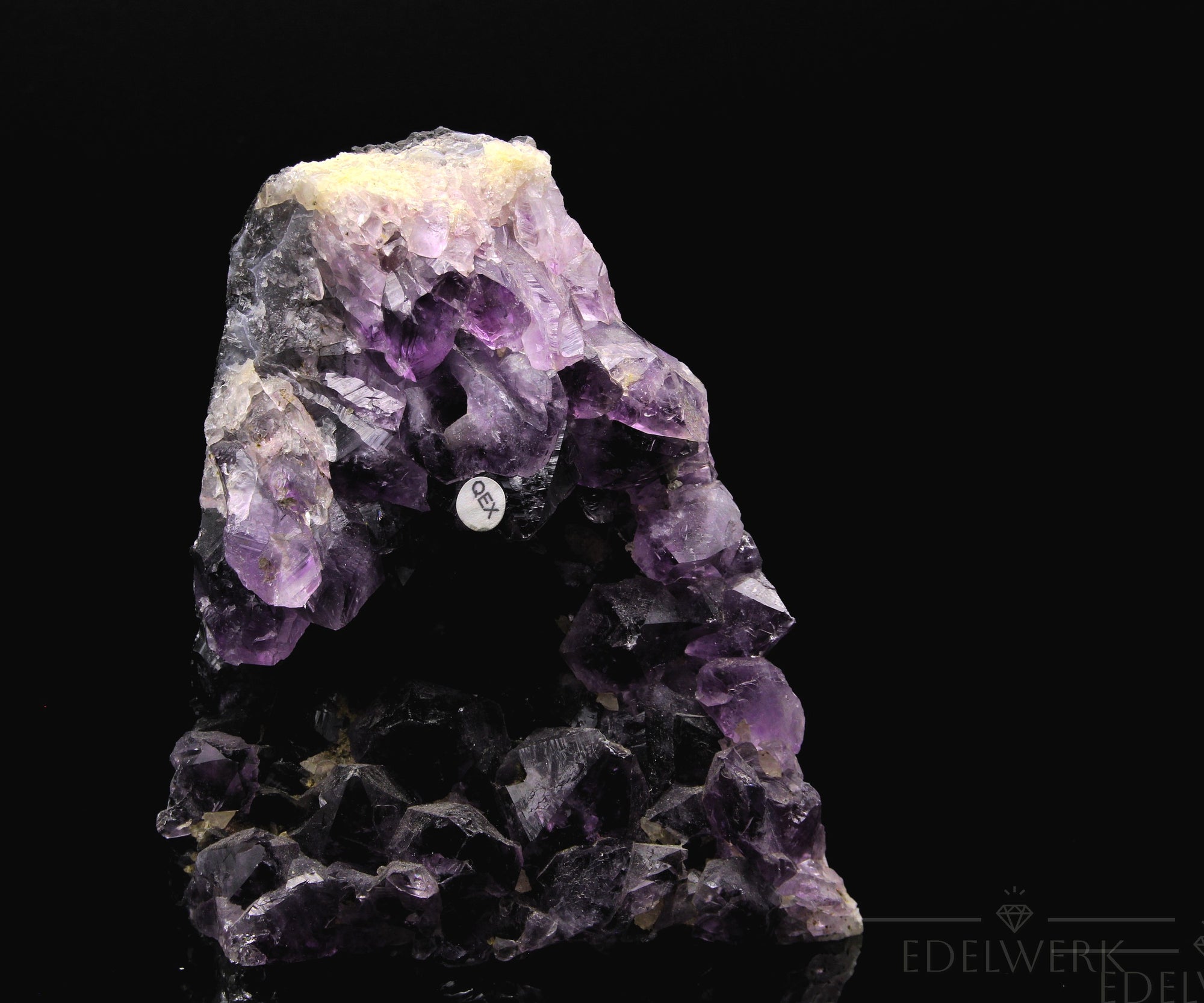 Violetter Amethyst Kristall, Heilstein für energetische Harmonie, violette Struktur.