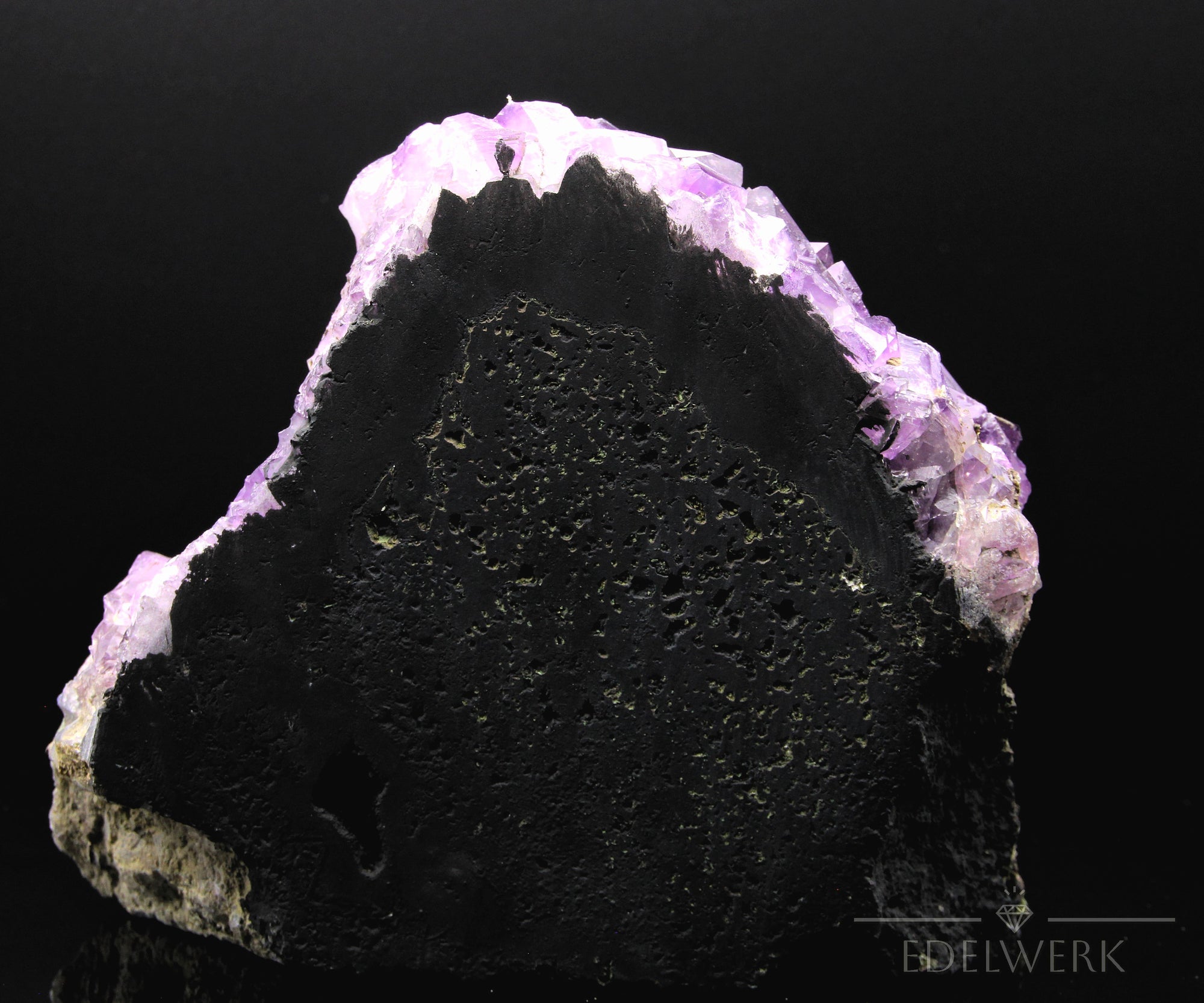 Natürlicher Amethyst Kristall, Heilstein für klare Energie, violette Oberfläche.