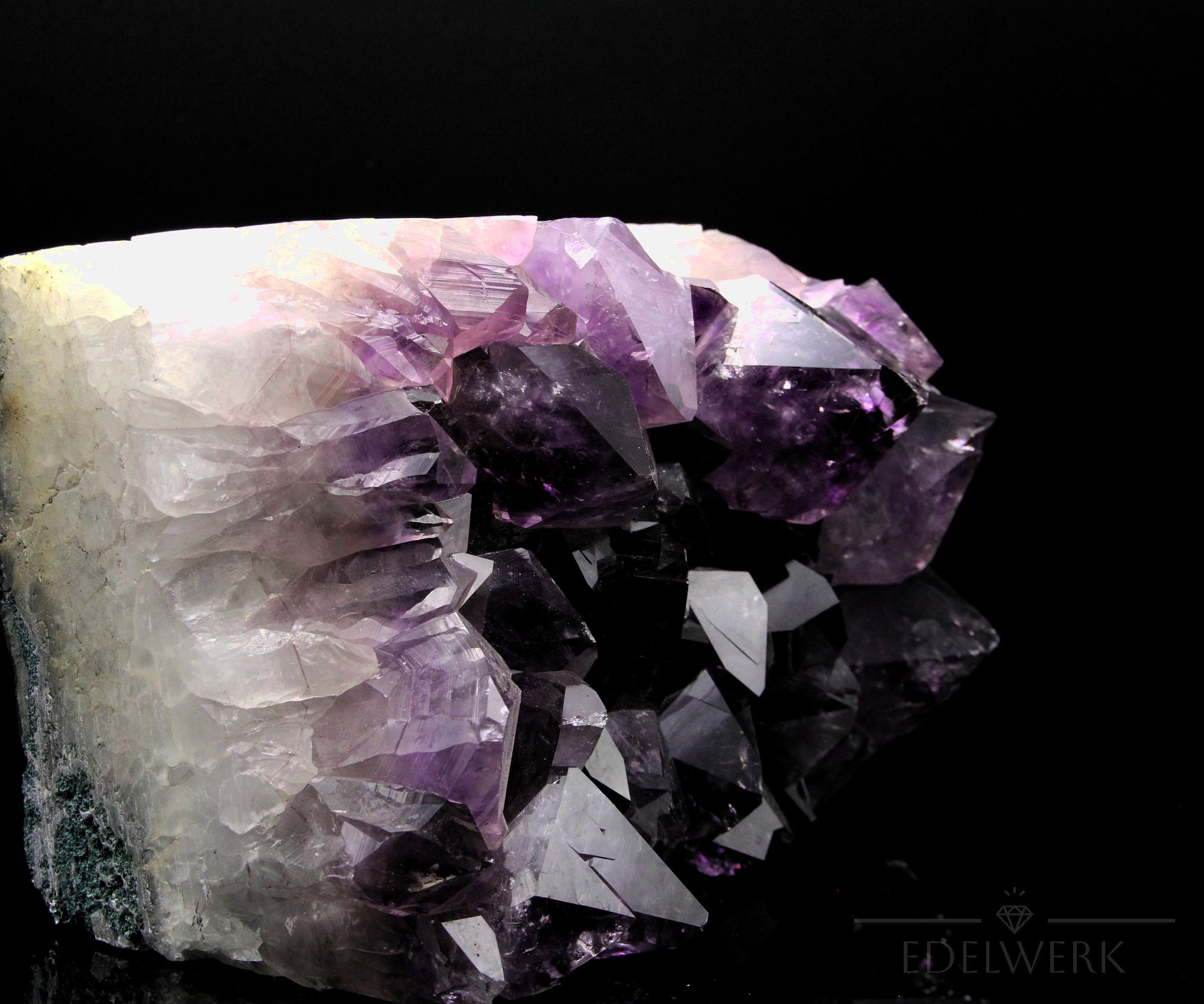 Tiefvioletter Amethyst Kristall, Heilstein für innere Stärke, violette glänzende Form.