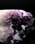 Tiefvioletter Amethyst Kristall, Heilstein für innere Stärke, violette glänzende Form.