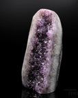 Strahlender Amethyst Kristall, Heilstein für meditative Entspannung, violette glänzende Form.