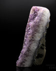 Strahlender Amethyst Kristall, fördert spirituelle Ruhe, violette Kristallstruktur.