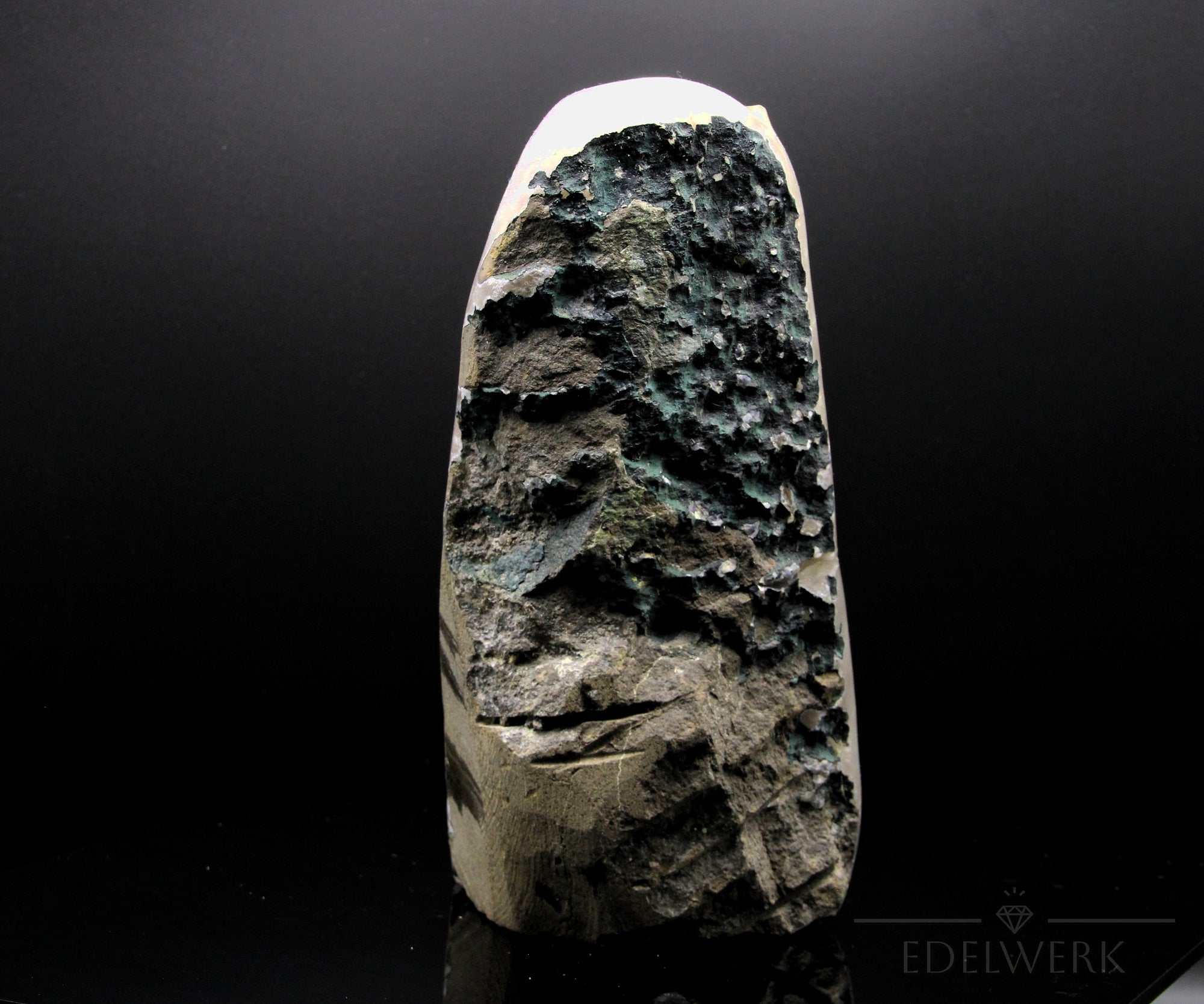 Strahlender Amethyst Kristall, Heilstein für innere Balance, violette strahlende Oberfläche.