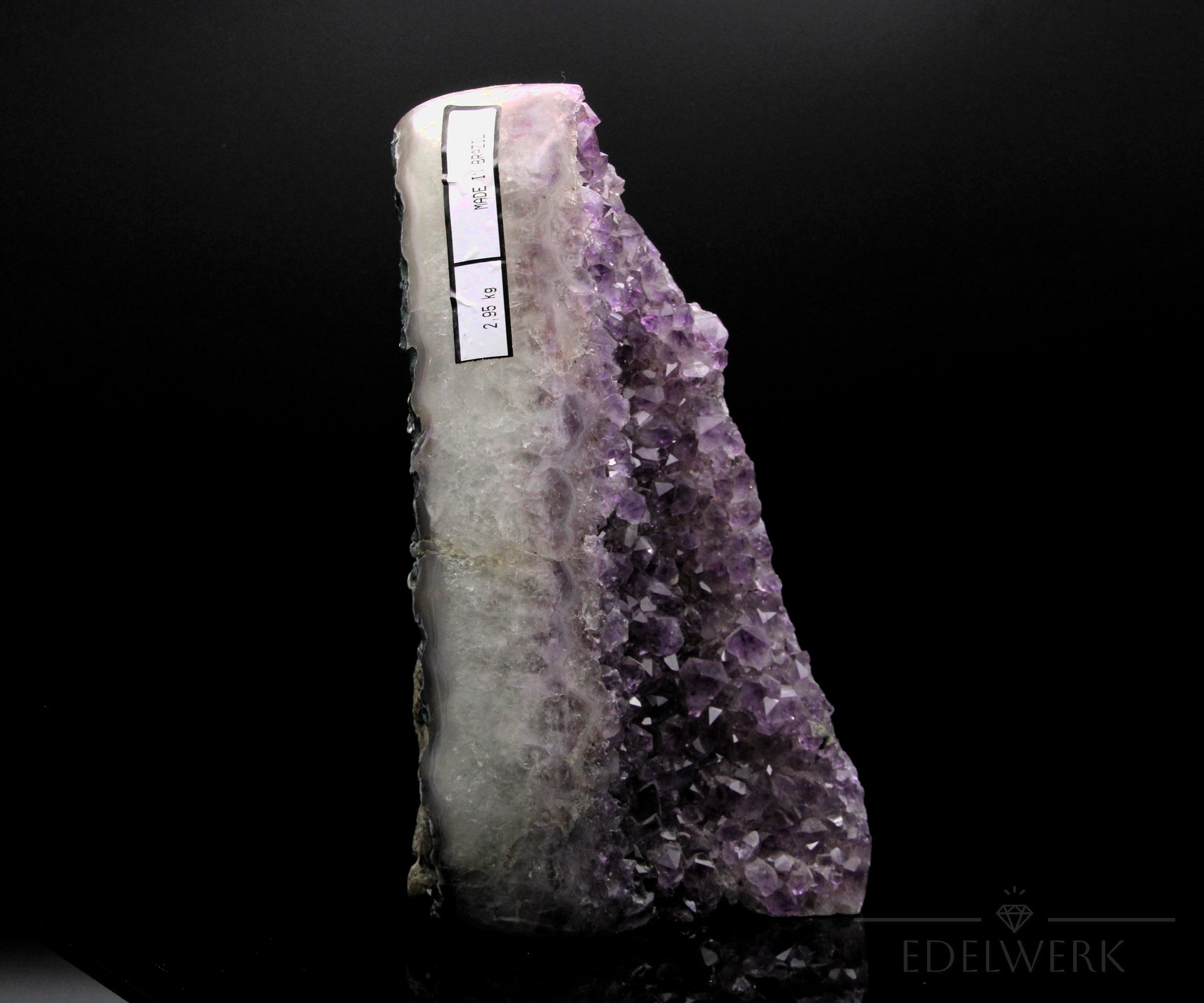 Strahlender Amethyst Kristall, fördert energetische Harmonie, violette glänzende Kristalle.