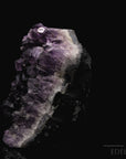 Tiefvioletter Amethyst Kristall, Heilstein für meditative Entspannung, violette Struktur.