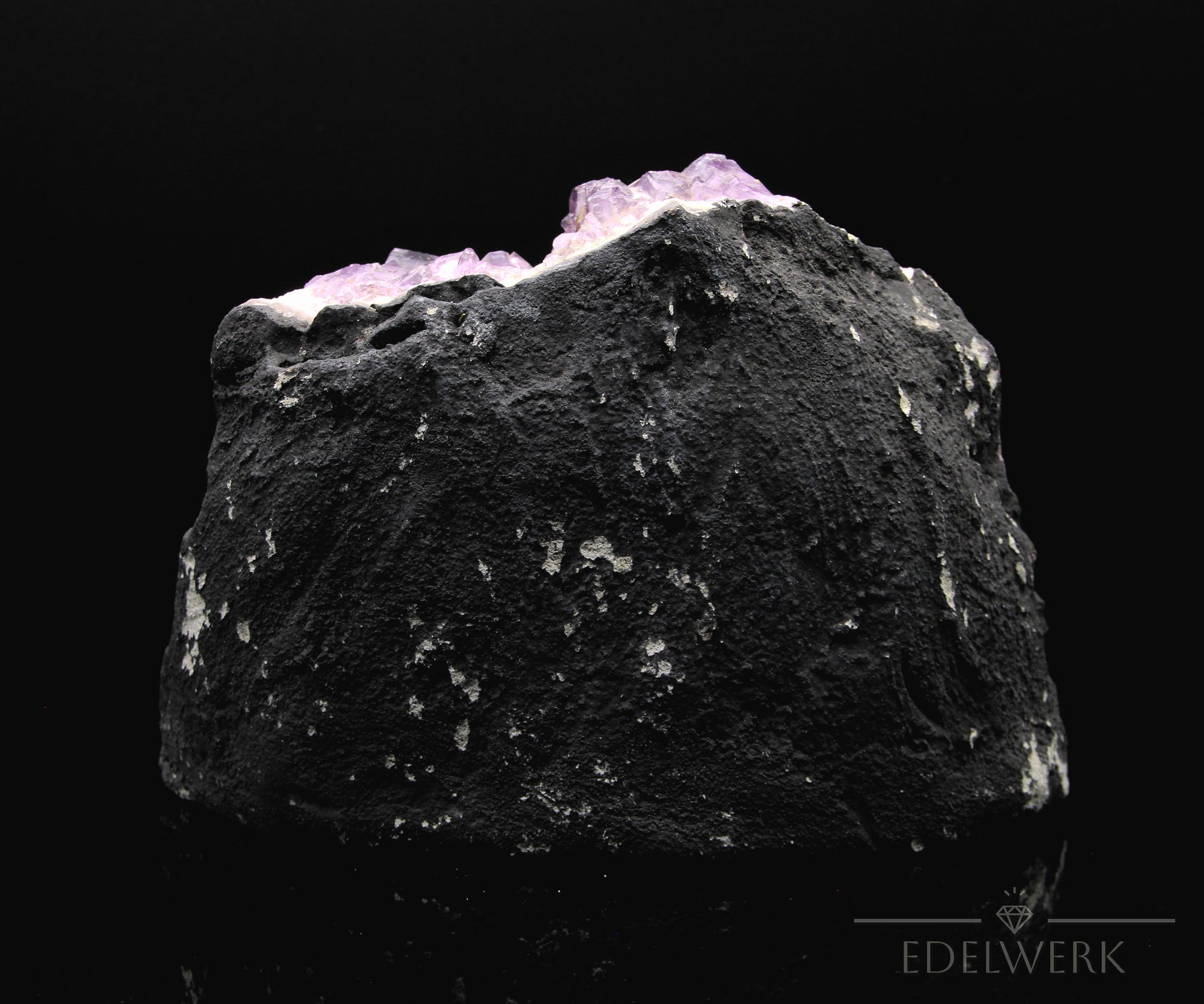 Tiefvioletter Amethyst Kristall, Heilstein für innere Balance, violette glänzende Form.