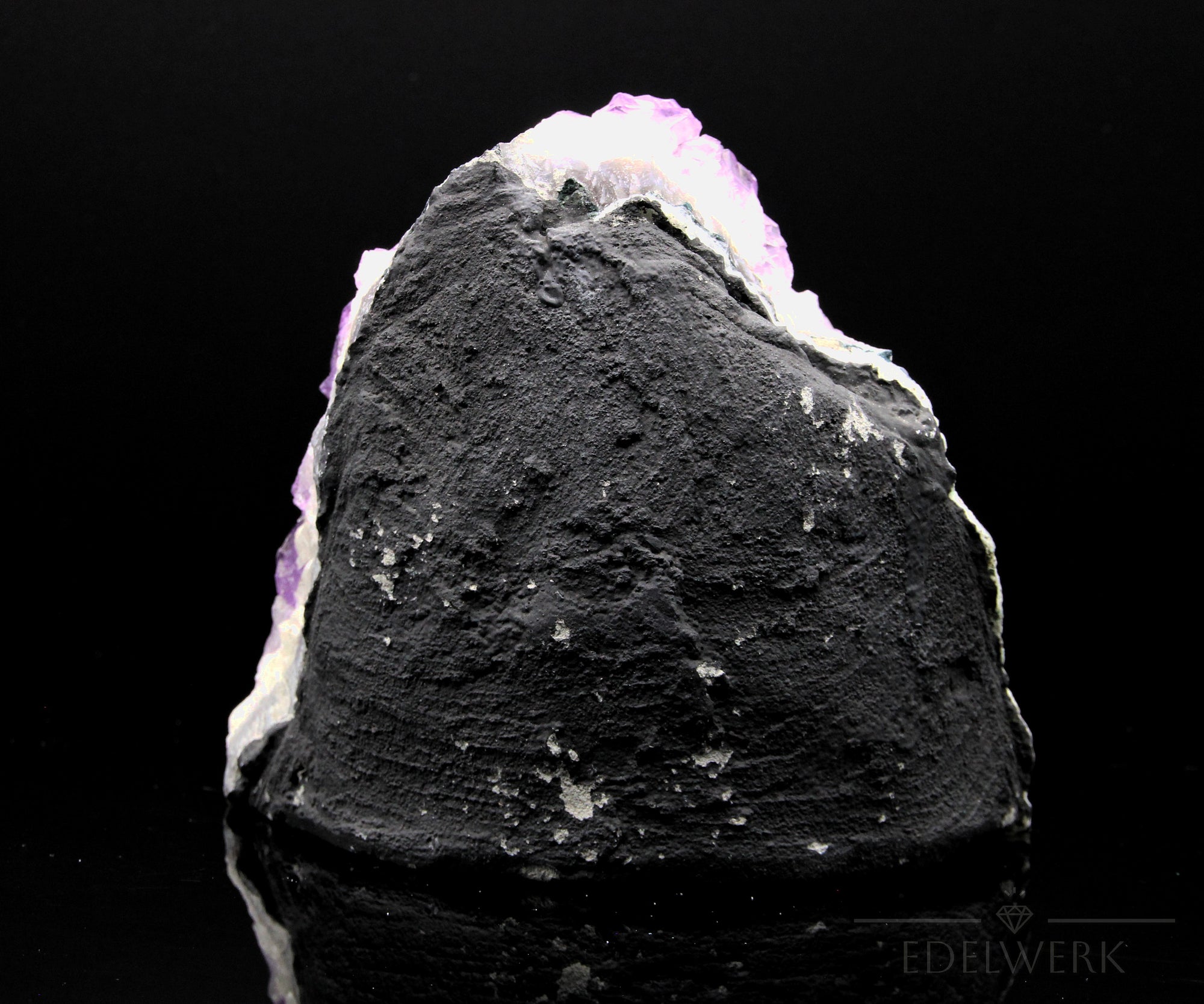 Amethyst Kristall für Ruhe, fördert intuitive Wirkung, violette glänzende Form.