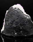 Amethyst Kristall für Ruhe, fördert intuitive Wirkung, violette glänzende Form.