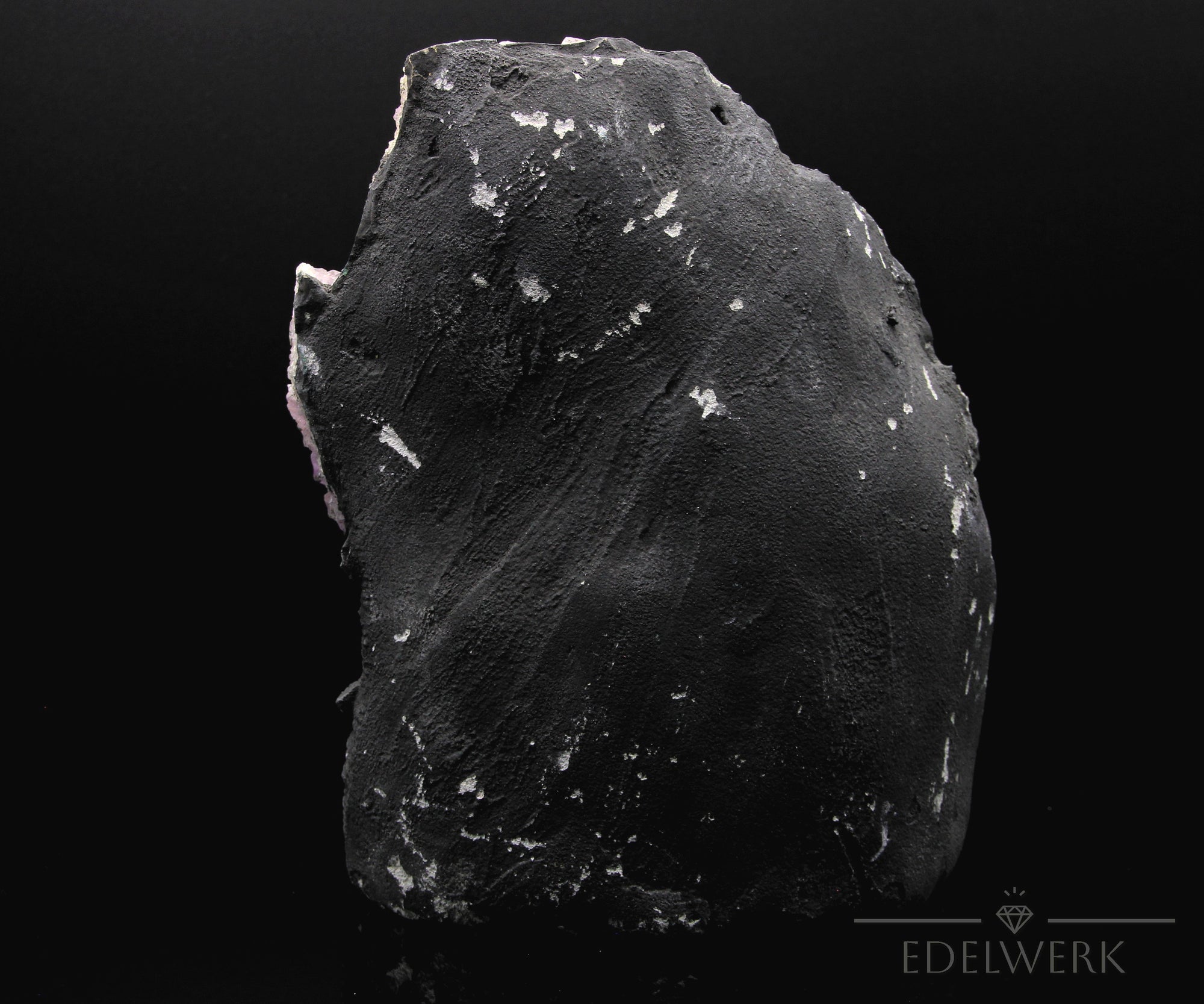 Amethyst Kristall für Klarheit, fördert intuitive Ruhe, violette glänzende Form.