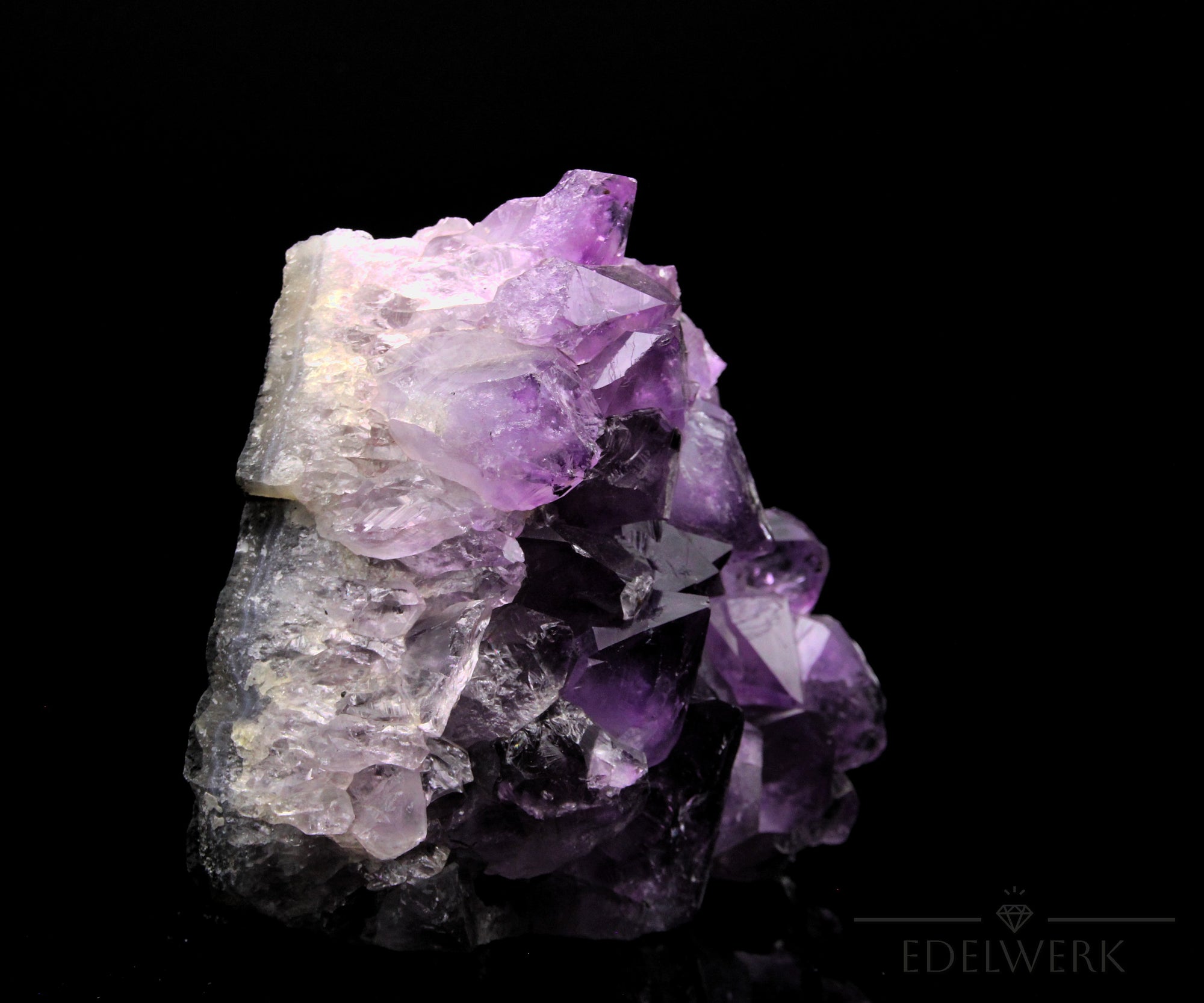 Natürlicher Amethyst Kristall, Heilstein für klare Meditation, violette Oberfläche.