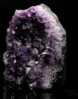 Tiefvioletter Amethyst Kristall, Heilstein für spirituelle Balance, violette Struktur.