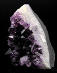 Violetter Amethyst Kristall, Heilstein für meditative Klarheit, violette glänzende Struktur.