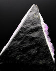 Violetter Amethyst Kristall, fördert spirituelle Harmonie, violette Kristalloberfläche.