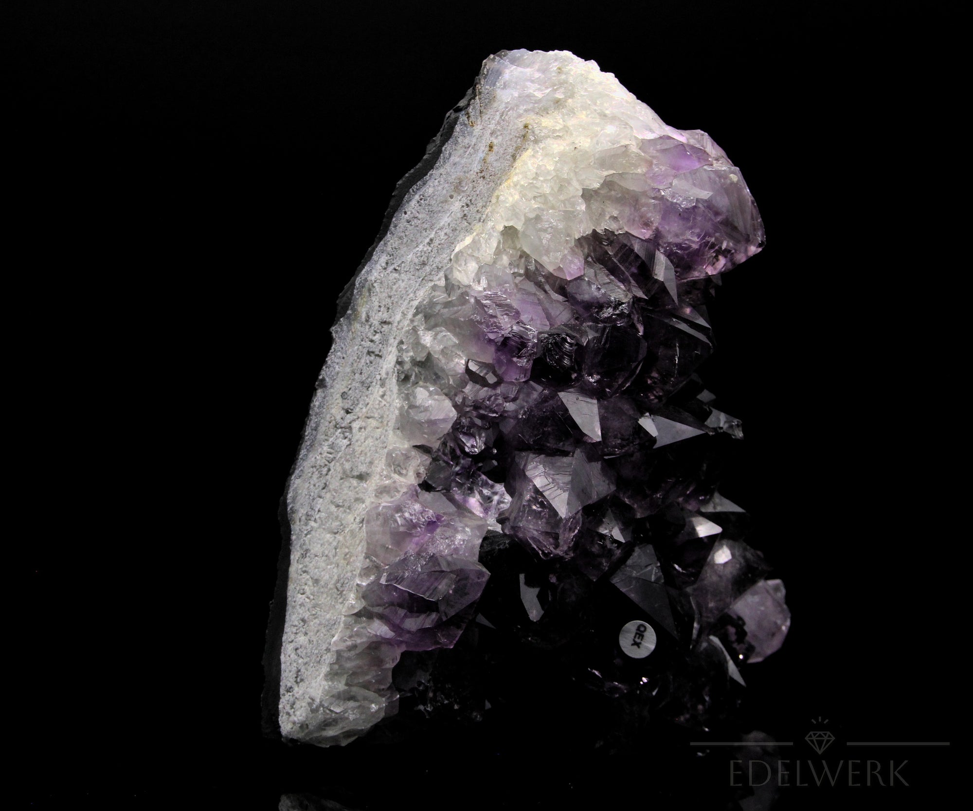 Violetter Amethyst Kristall, Heilstein für innere Balance, violette glänzende Form.