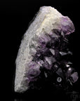 Violetter Amethyst Kristall, Heilstein für innere Balance, violette glänzende Form.