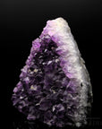 Hochwertiger Amethyst Kristall, Heilstein für spirituelle Entspannung, violette glänzende Struktur.