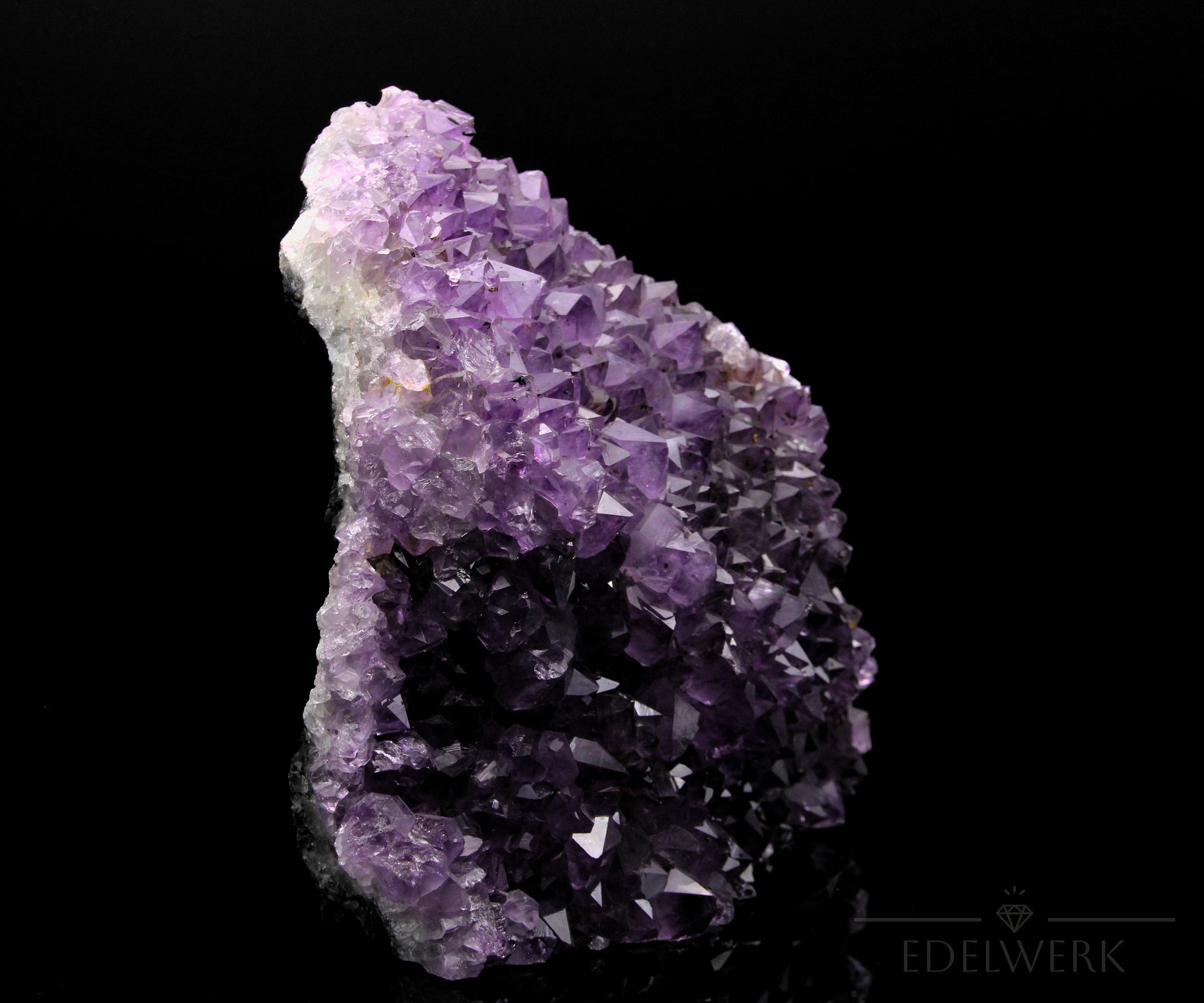 Natürlicher Amethyst Kristall, Heilstein für klare Meditation, violette Oberfläche.