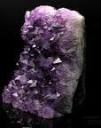 Tiefvioletter Amethyst Kristall, Heilstein für meditative Ruhe, violette Struktur.