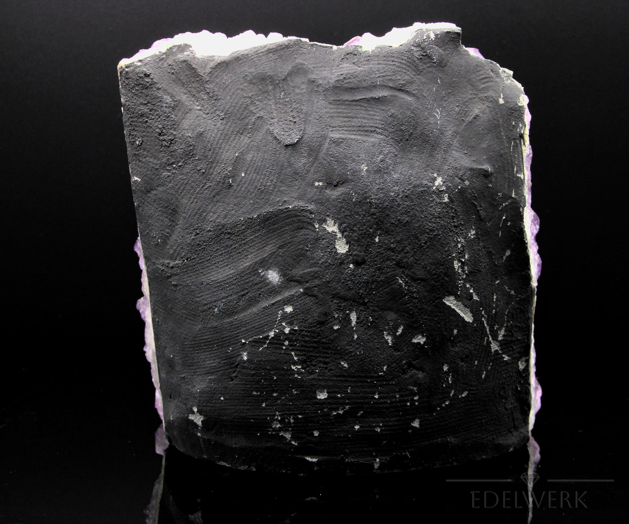 Tiefvioletter Amethyst Kristall, Heilstein für klare Energie, violette glänzende Form.