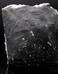 Tiefvioletter Amethyst Kristall, Heilstein für klare Energie, violette glänzende Form.