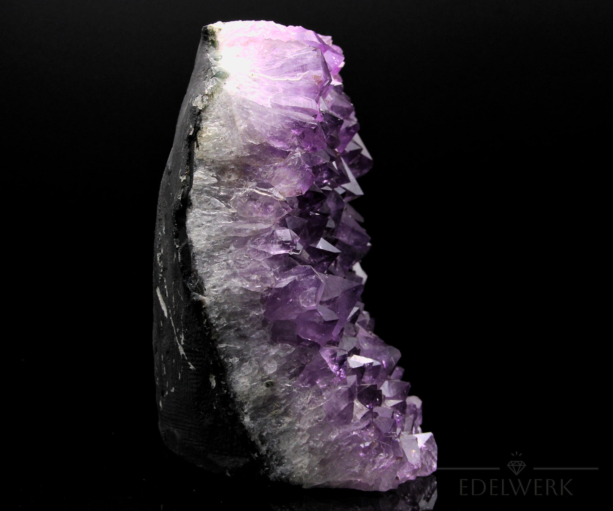 Tiefvioletter Amethyst Kristall, fördert spirituelle Balance, violette strahlende Kristalle.