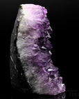 Tiefvioletter Amethyst Kristall, fördert spirituelle Balance, violette strahlende Kristalle.