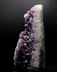 Strahlender Amethyst Kristall, Heilstein für spirituelle Ausgeglichenheit, violette glänzende Form.