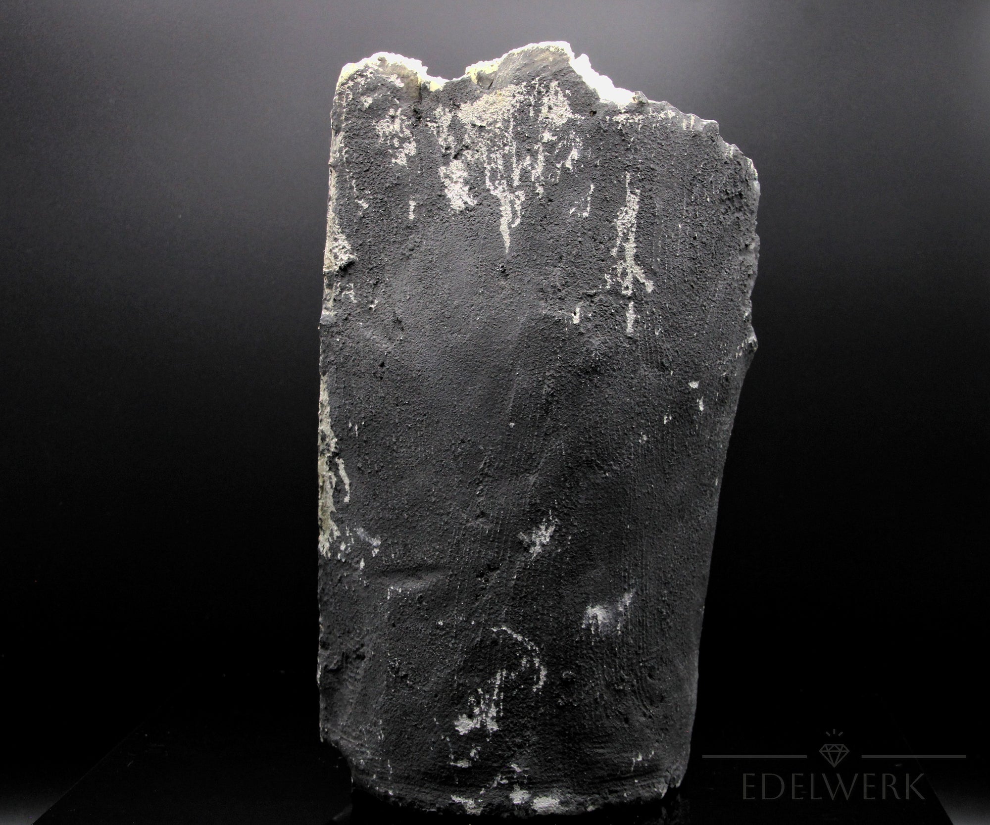 Strahlender Amethyst Kristall, Heilstein für innere Stärke, violette strahlende Oberfläche.