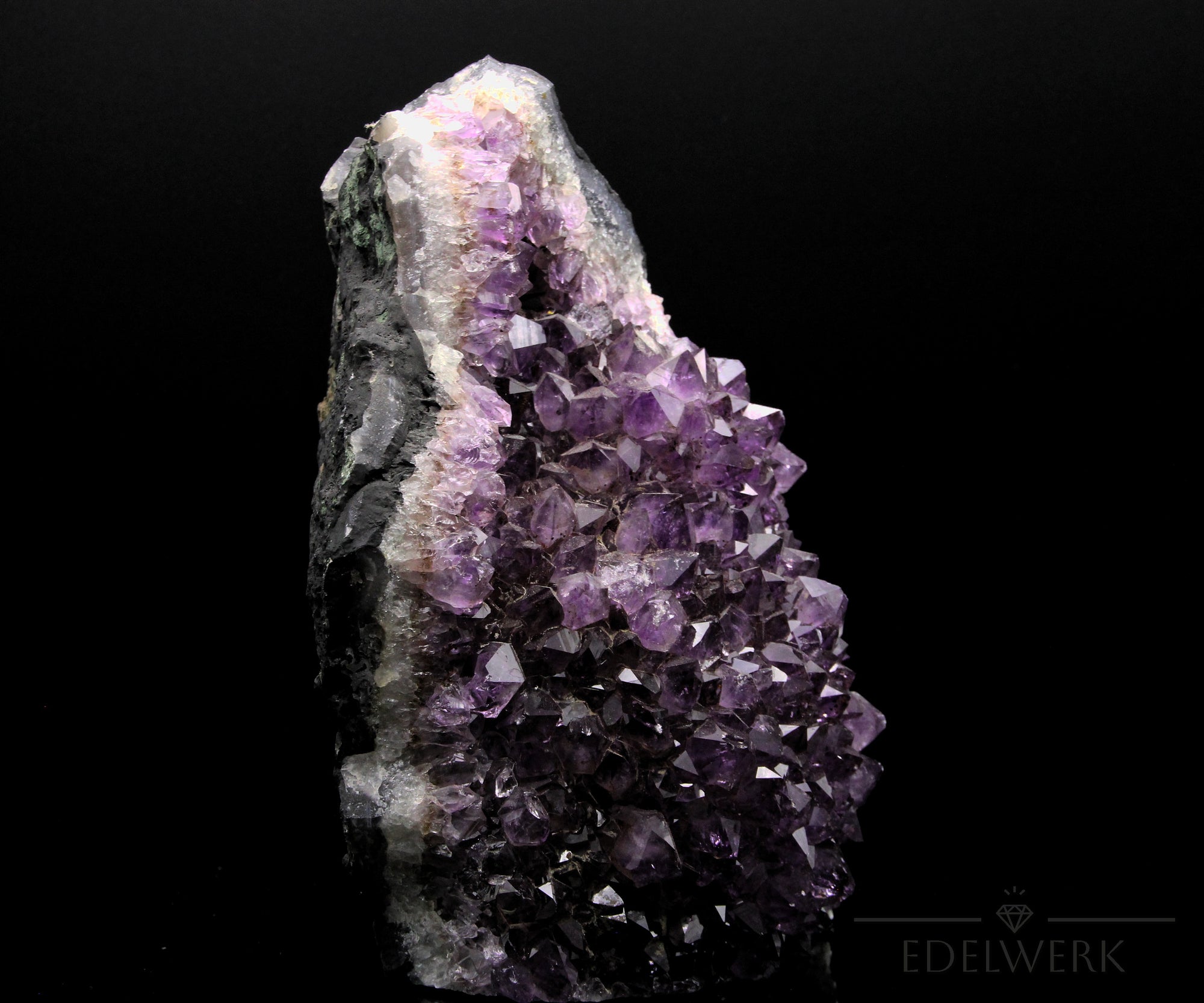 Amethyst Kristall für Klarheit, fördert intuitive Harmonie, violette glänzende Form.