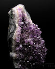 Amethyst Kristall für Klarheit, fördert intuitive Harmonie, violette glänzende Form.