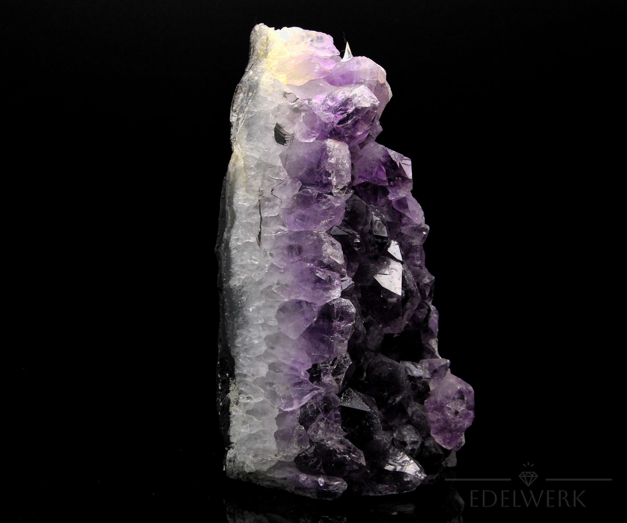 Amethyst Kristall für Ruhe, fördert intuitive Ruhe, violette glänzende Form.
