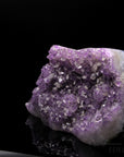 Strahlender Amethyst Kristall, Heilstein für spirituelle Klarheit, violette glänzende Form.