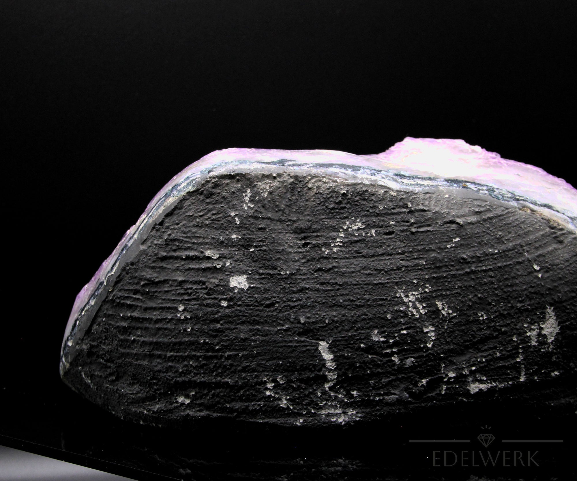 Strahlender Amethyst Kristall, Heilstein für innere Balance, violette strahlende Oberfläche.
