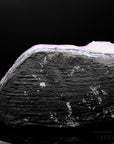 Strahlender Amethyst Kristall, Heilstein für innere Balance, violette strahlende Oberfläche.