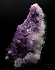 Hochwertiger Amethyst Kristall, Heilstein für spirituelle Ausgeglichenheit, violette glänzende Struktur.