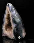 Violetter Amethyst Kristall, Heilstein für spirituelle Ausgeglichenheit, violette glänzende Struktur.