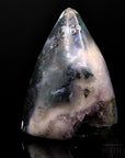 Violetter Amethyst Kristall, fördert energetische Balance, violette Kristalloberfläche.