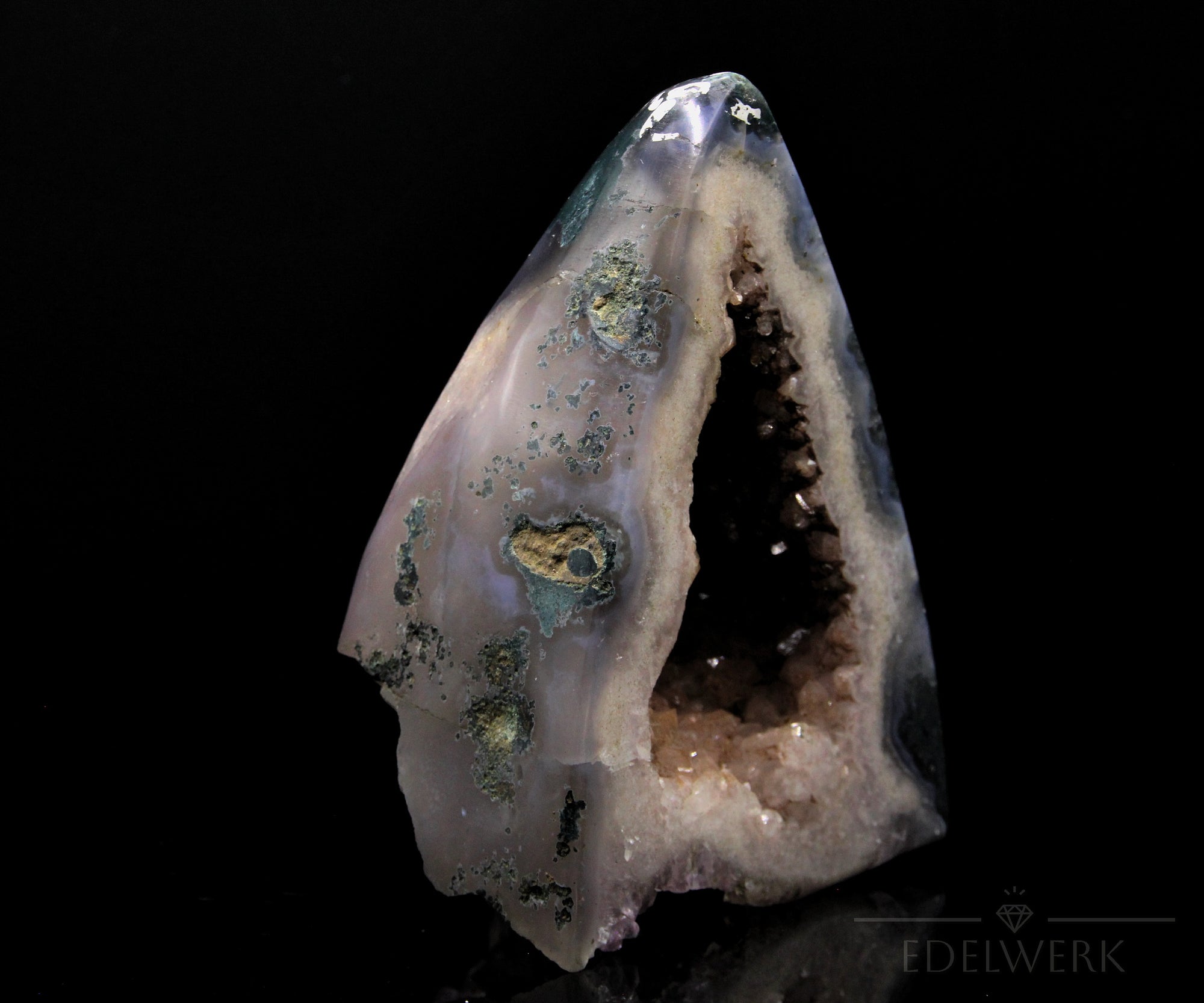 Violetter Amethyst Kristall, Heilstein für meditative Harmonie, violette glänzende Form.