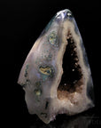 Violetter Amethyst Kristall, Heilstein für meditative Harmonie, violette glänzende Form.