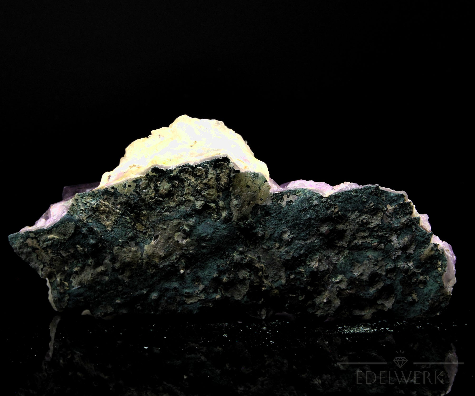 Tiefvioletter Amethyst Kristall, Heilstein für innere Balance, violette glänzende Form.