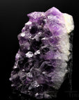 Strahlender Amethyst Kristall, Heilstein für spirituelle Intuition, violette glänzende Form.