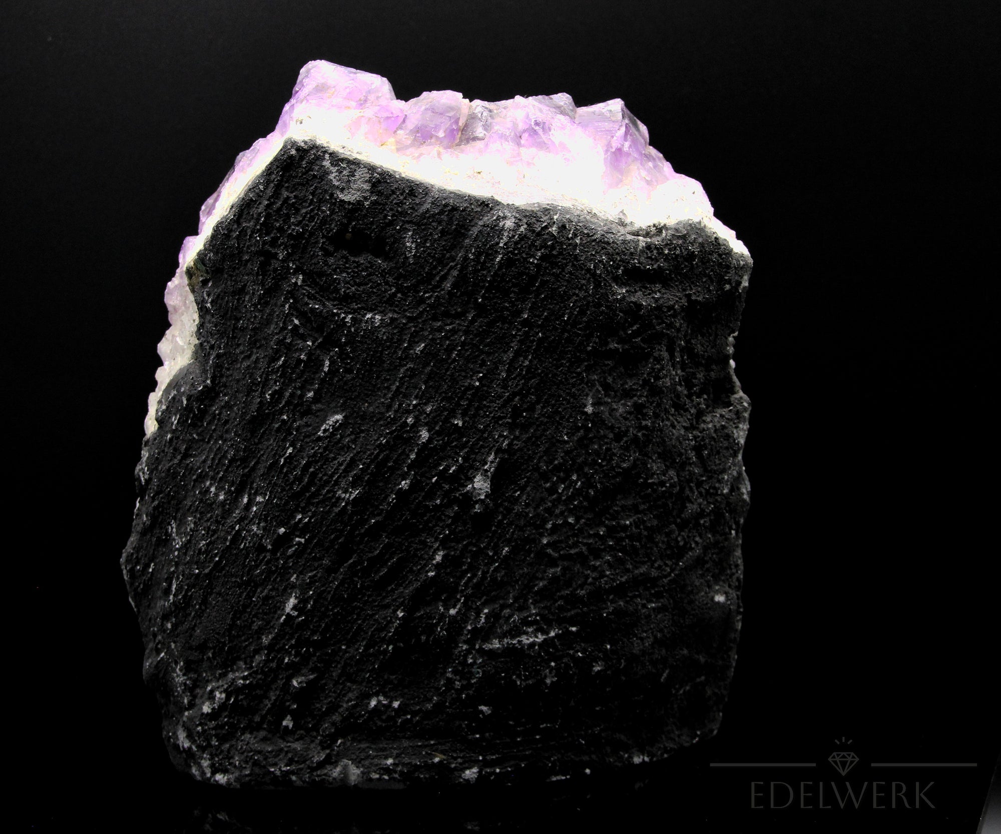 Strahlender Amethyst Kristall, Heilstein für innere Balance, violette strahlende Oberfläche.