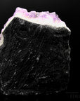 Strahlender Amethyst Kristall, Heilstein für innere Balance, violette strahlende Oberfläche.