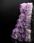 Hochwertiger Amethyst Kristall, Heilstein für meditative Ruhe, violette glänzende Struktur.